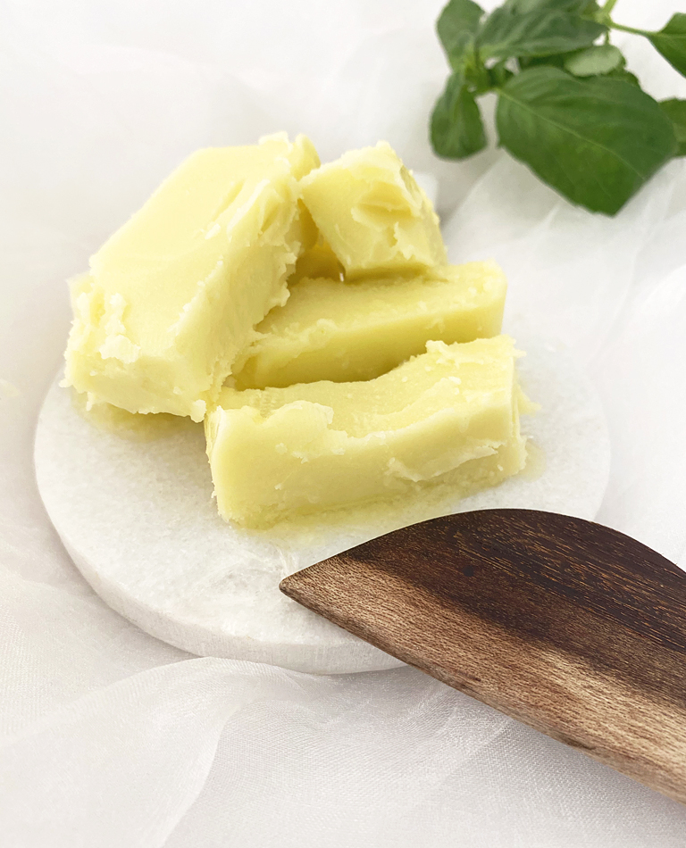 En skål med veganskt glutenfritt hemmagjort margarin.