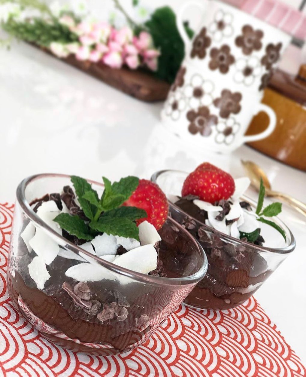 11/1 ska väl firas på något vis så vad sägs om lite god och lättlagad chokladmousse? Denna är gjord på bland annat avokado och banan - fantastiskt god ! 😍💚😋💫🌸🥑🍌 Äts gärna både som efterrätt, fika eller mellis 😍🌱 Recept finns på bloggen! ➡️ Recept i profil! 😍 PS De fina Rörstrands kopparna i bakgrunden är inköpta på @stockholmsstadsmission 😄😍💫💚 #chokladmousse #veganmousse #chocolate #veganskarecept #veganrecepies #eatclean #healthcreator #nykokbok #veganskkokbok #eatingtherainbow #animalfriendly #veganinfluencer #influencer #renmat #veganskvardagsmat #veganskfika #rawfood #glutenfree #glutenfritt ST: Foto på 2 skålar med vegansk chokladmousse. #syntolkning