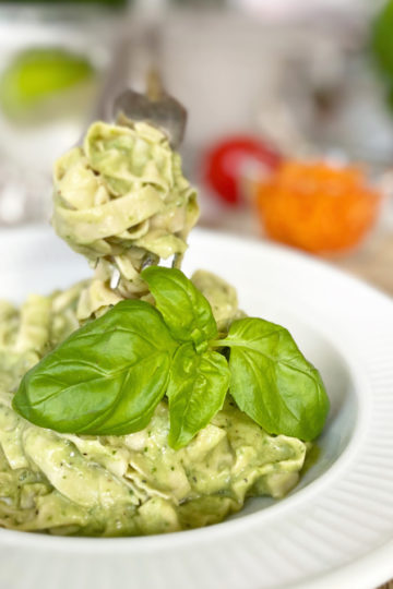 En djup tallrik med vegansk och glutenfri pastasås på avokado och bönpasta.