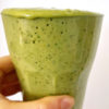 En glas med grön vegansk smoothie.