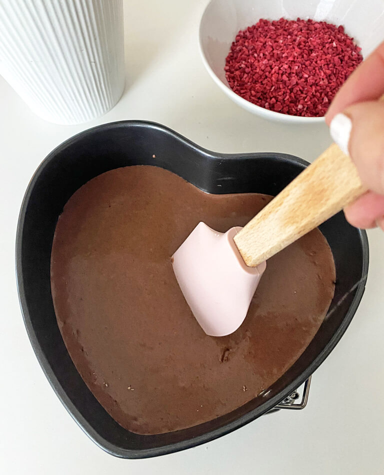 En hjärtformad glutenfri choklad kladdkaka tillagas.